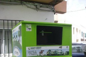 Contenedor para el reciclaje de ropa en una calle de Adra.