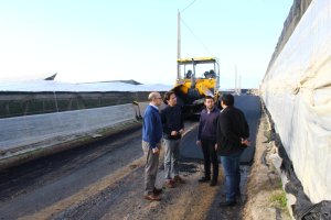 El alcalde de El Ejido y el concejal de Agricultura visitando el camino del Hornillo de San Agustín.