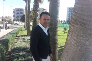 Salmerón en el jardín que hay frente al Auditorio Maestro Padilla.