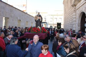 Salida de la Iglesia Parroquial de San Juan de la imagen de San Antón, acompañada por la Asociación Musical Unión Benahadux.
