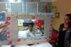 Kevin Moreno Corretgé en la unidad de diálisis infantil de Torrecárdenas.