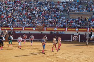 Plaza llena durante la pasada feria de Vera.