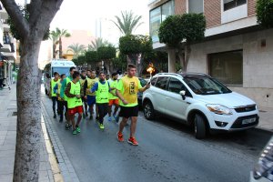Los voluntarios, con la antorcha de San Antón, recorriendo las calles de El Ejido.