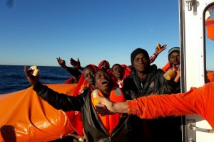 Migrantes rescatados, manifiestan su alegría a bordo de la salvamar Denébola. Imagen de Salvamento M