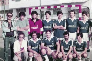 miguel Uclés, (de pie, el segundo por la derecha), en sus años de jugador y promotor del fútbol sala. En la fotografía aparecen otros peluqueros hist