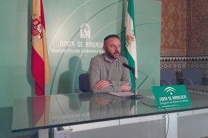 El delegado territorial de Economía, Innovación, Ciencia y Empleo durante la rueda de prensa sobre comercio.