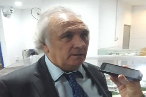 Alfonso García, atendiendo a LA VOZ y Cadena SER.