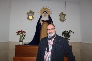 José Antonio García Pardo, hermano mayor de la Hermandad del Calvario, ante la Virgen de las Lágrimas, en la ermita de San Antón.