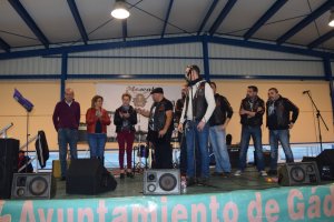 La alcaldesa de Gádor, Lourdes Ramos, con la viuda de Víctor.