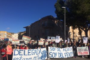 Manifestación de padres de alumnos en protesta por el cierre del Fenoy.