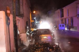 Incendio en un contenedor que provocó daños en un coche.