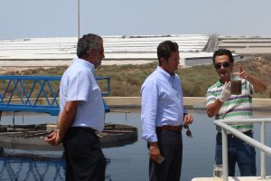 El alcalde de El Ejido, Francisco Góngora, acompañado por el concejal de Obras Públicas de El Ejido, José Andrés Cano, es una visita a la EDAR. Foto 