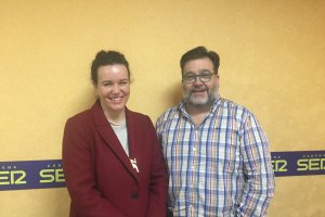 Beba Pérez, junto al periodista Alfredo Casas, en el estudio de SER Almería.
