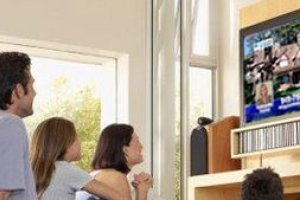 Familia viendo la televisión.