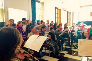 Visita de más de 300 alumnos de los colegios del municipio que acompañaron a los pequeños músicos cantando y palmeando.