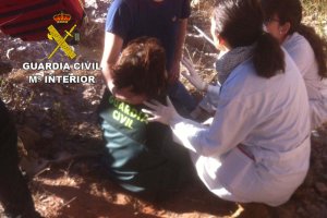La mujer, en el momento del rescate con agentes de la Guardia Civil