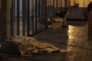 Un "sin techo" durmiendo en la calle a la intemperie.