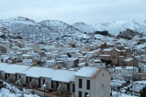 Así amaneció ayer Lubrín, cubierto de nieve.