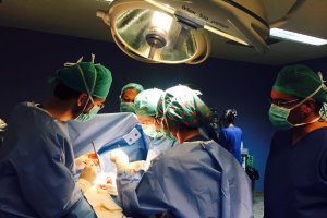 Imagen de una intervención en quirófono.