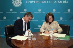 Momento de la firma del convenio.