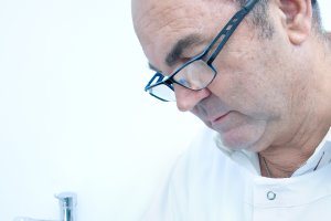 El doctor Simón Dray aplicando un tratamiento.