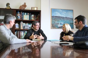 Reunión entre el regidor y la gerente del Consorcio.