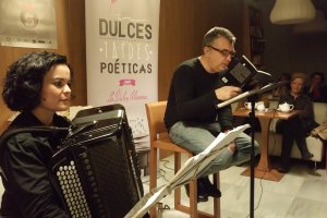 Manuel Vilas estuvo acompañado por el acordeón de María Noëlle.