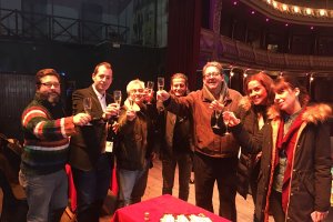 Curro Lucas y  Curro Verdegay, de Kuver, brindan con los medios en la presentación.