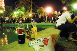 Jóvenes consumen alcohol en un botellón.
