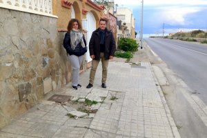 Visita Gutiérrez en Costacabana con María del Mar Pérez, de la Asociación de?Vecinos.