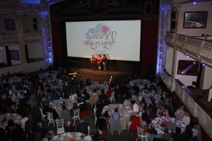 El Teatro Cervantes se llenó de solidaridad para la gala del XX aniversario de A Toda Vela.