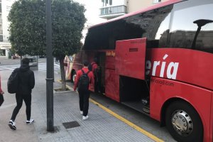 Los rojiblancos a la salida del hotel de concentración rumbo al Estadio.