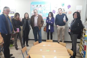 La delegada de Educación, Francisca Fernández, en su visita al centro.