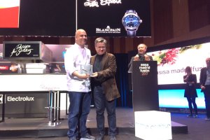 Santiago Alfonso entrega el premio a Ángel León