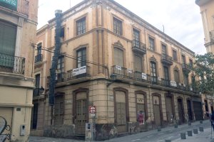 El edificio histórico  da a tres calles: Jovellanos, Emilio Ferrera y Lope de Vega.