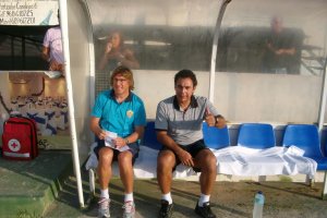 Sergio Egea en el banquillo del Almería con Hugo Sánchez.