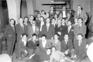 El Yugo  en la sede de la calle General Segura, donde estuvo hasta el verano de 1974.  Abajo, equipo de redacción y talleres del periódico en los año