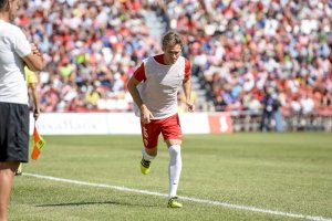 Corona calentando en la banda.