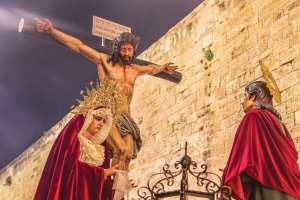 La Cofradía del Calvario en su paso por la Ronda del Beato Diego Ventaja.