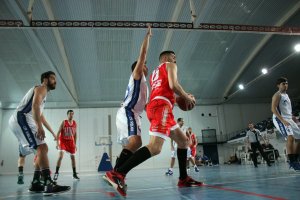 El jugador rojillo en acción.