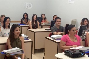 Un grupo de alumnos asiste a clase en las instalaciones de Formas Formación.