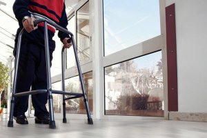 Una persona con dependencia.