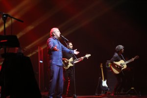 José Luis Perales y sus músicos durante el concierto que ofreció el pasado sábado en El?Ejido. (Foto: Toñi Indalecio Fernández)