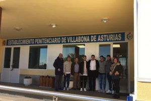 La representación del Real Oviedo a las puertas del centro.
