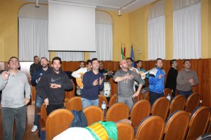 La Comparsa "El Huerto" durante su ensayo en el Varadero del Puerto de Almería.