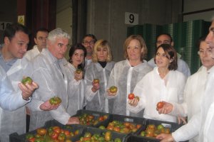 La Consejera de Agricultura, Carmen Ortiz, durante su visita a las instalaciones de CASI el pasado año.