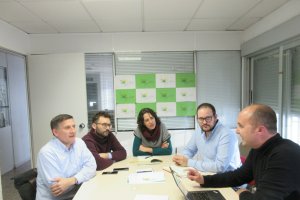 La diputada de Unidos Podemos Eva García Sempere con otros miembros de IU y de la Asociación Cañada Las Norias.