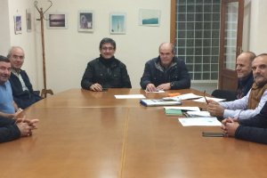 Reunión de la Junta Central de Usuarios presidida por Manuel Cortés, alcalde de Adra.