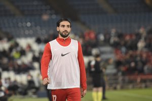 Chuli calentando en su último partido antes de marcharse.