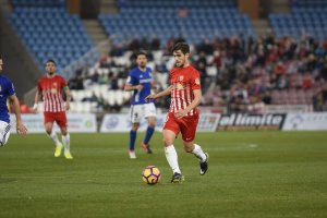 Pozo con el balón y Fran Vélez atento a la jugada.